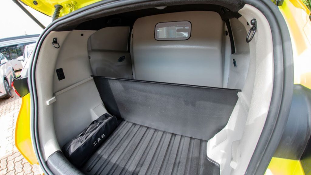 BYD Dolphin Mini Cargo por dentro.