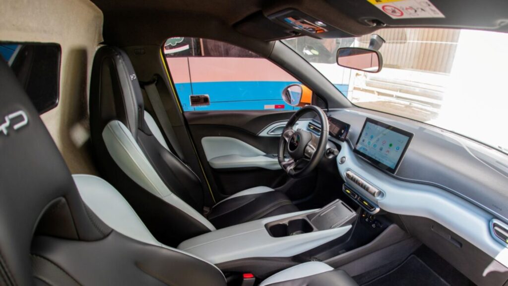 Interna do BYD Dolphin Mini Cargo.