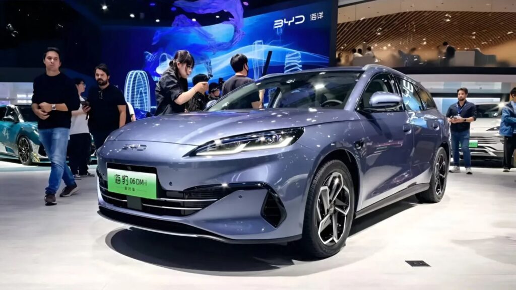 BYD Seal 06 DM-i Wagon na diagonal.