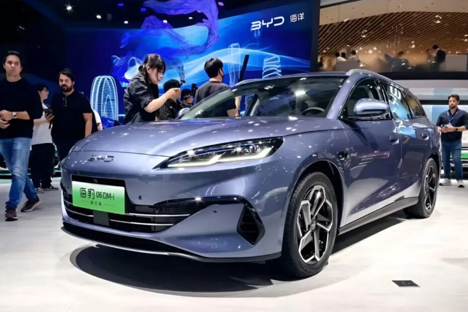 BYD Seal 06 DM-i Wagon na diagonal.
