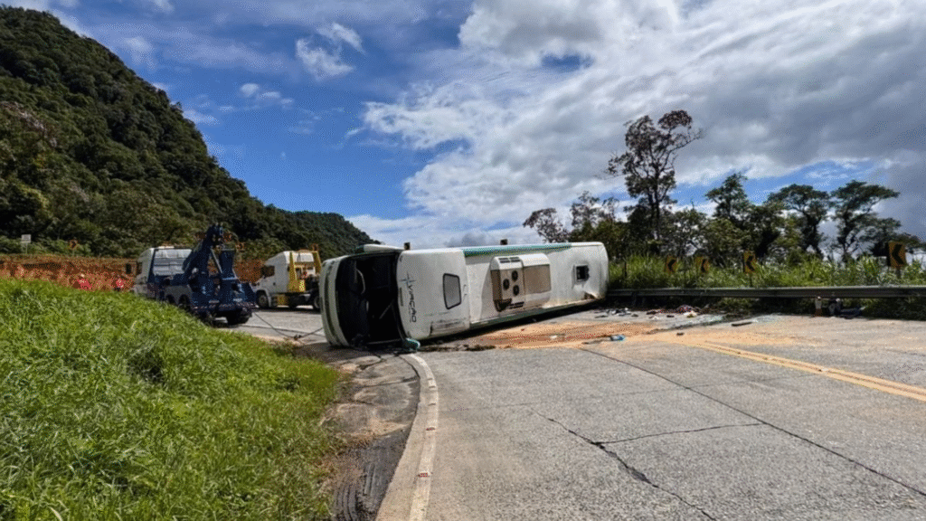 ônibus causam muitos acidentes a carros leves.