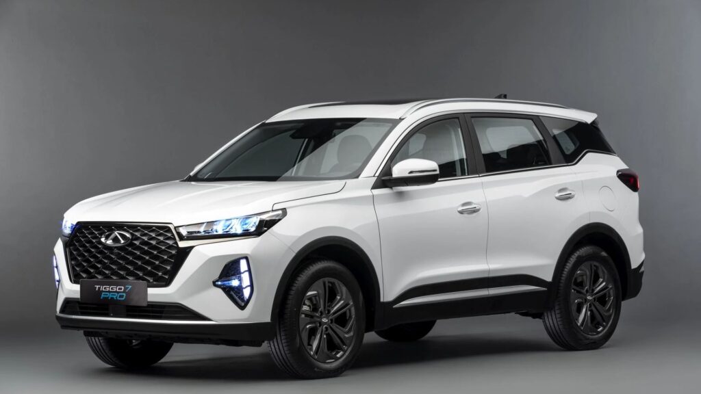 Caoa Chery Tiggo 7 branco na diagonal.