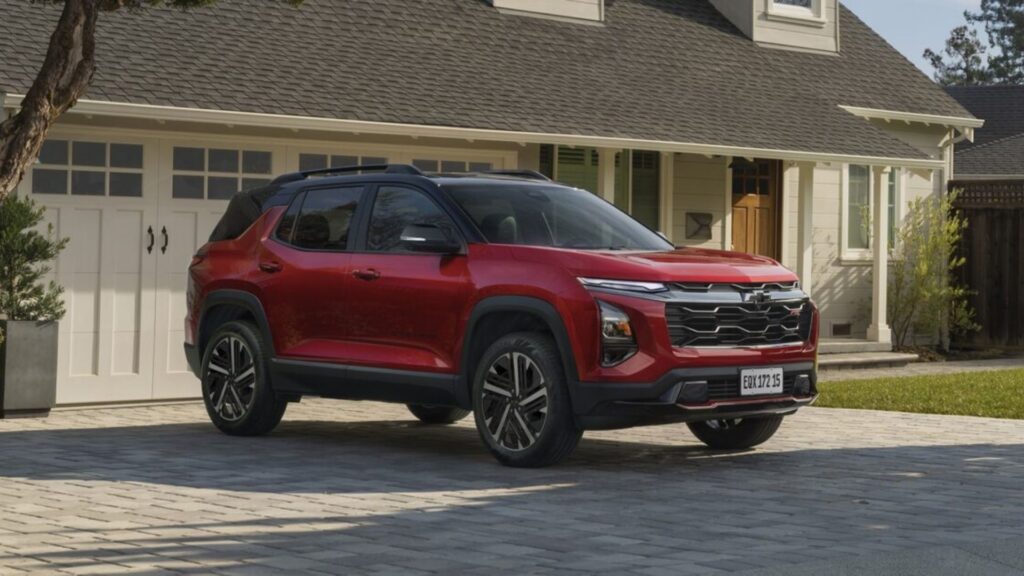 Chevrolet Equinox vermelho parado na frente da garagem.