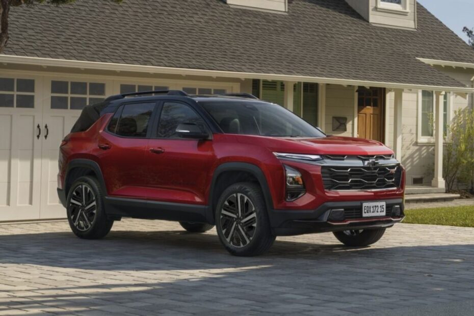 Chevrolet Equinox vermelho parado na frente da garagem.