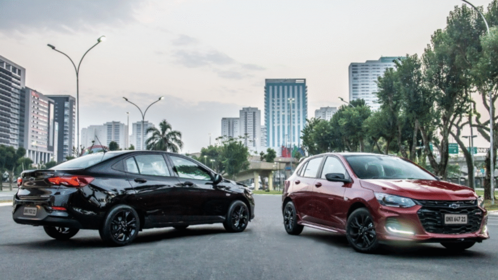 Chevrolet Onix e Onix Plus um ao lado do outro.