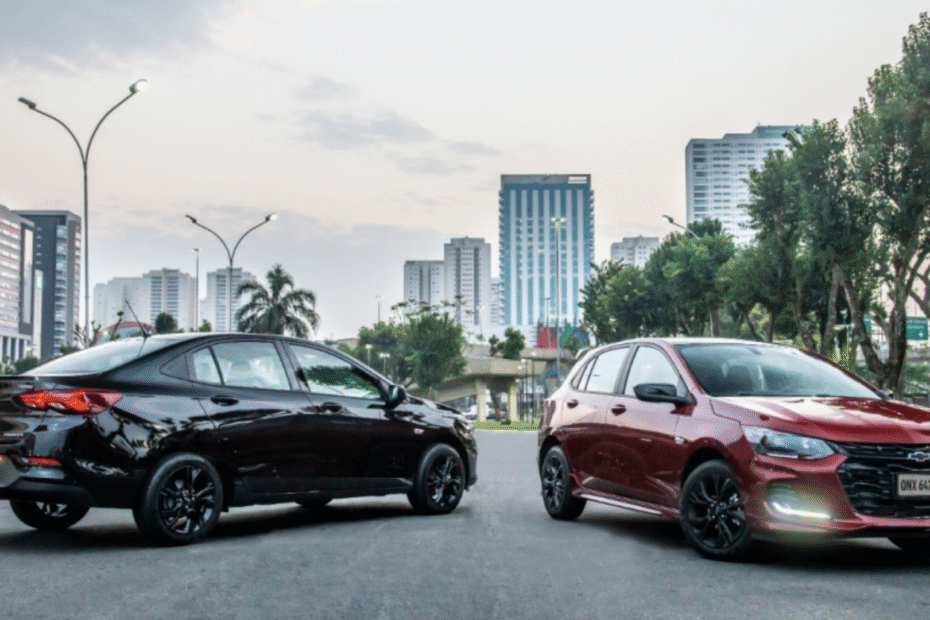 Chevrolet Onix e Onix Plus um ao lado do outro.