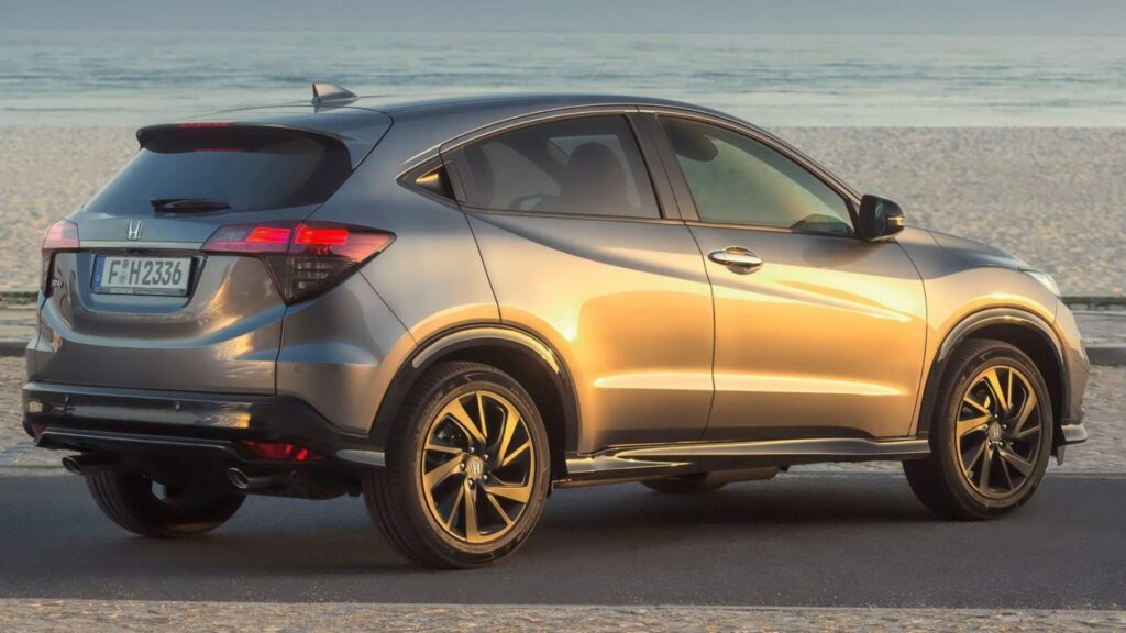 Honda HR-V cinza escuro parado.