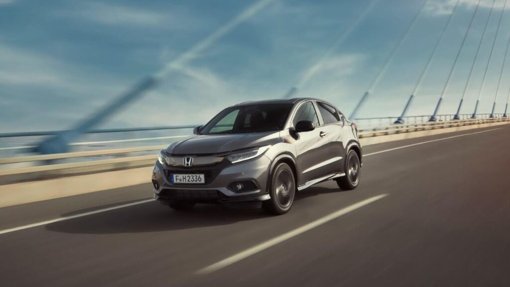 Honda HR-V cinza escuro na estrada.