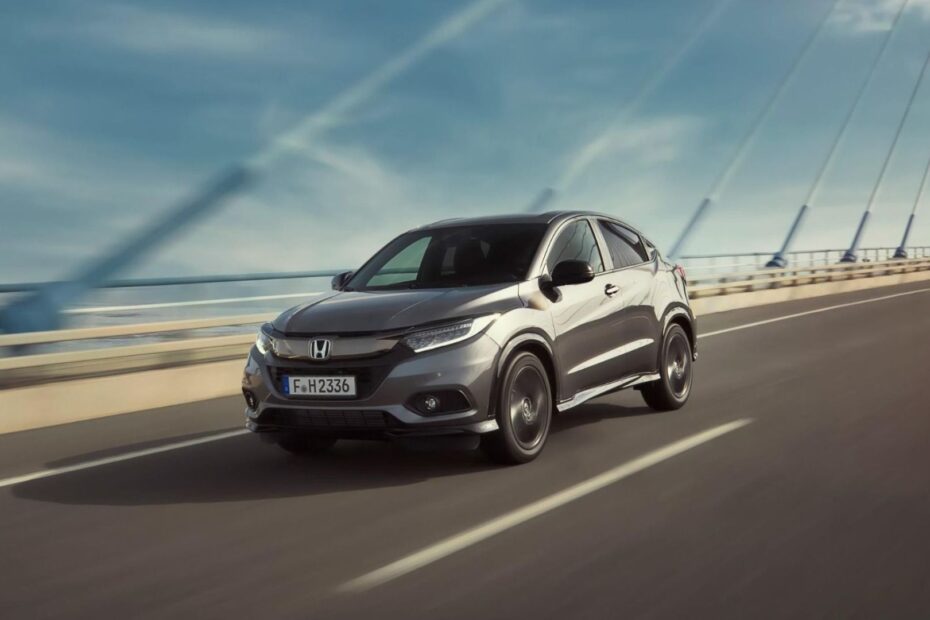 Honda HR-V cinza escuro na estrada.