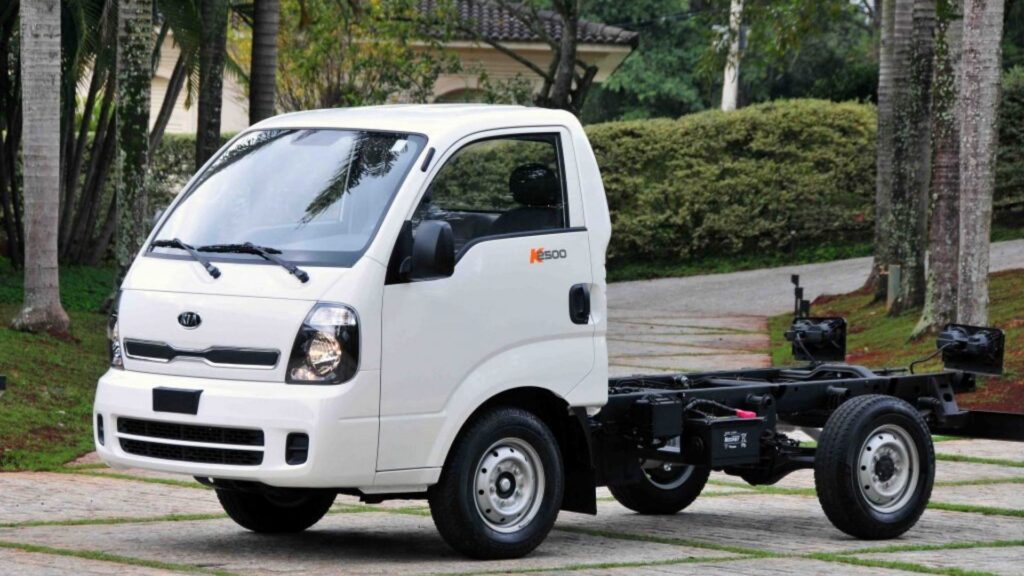 Kia Bongo K2500 branco na diagonal.