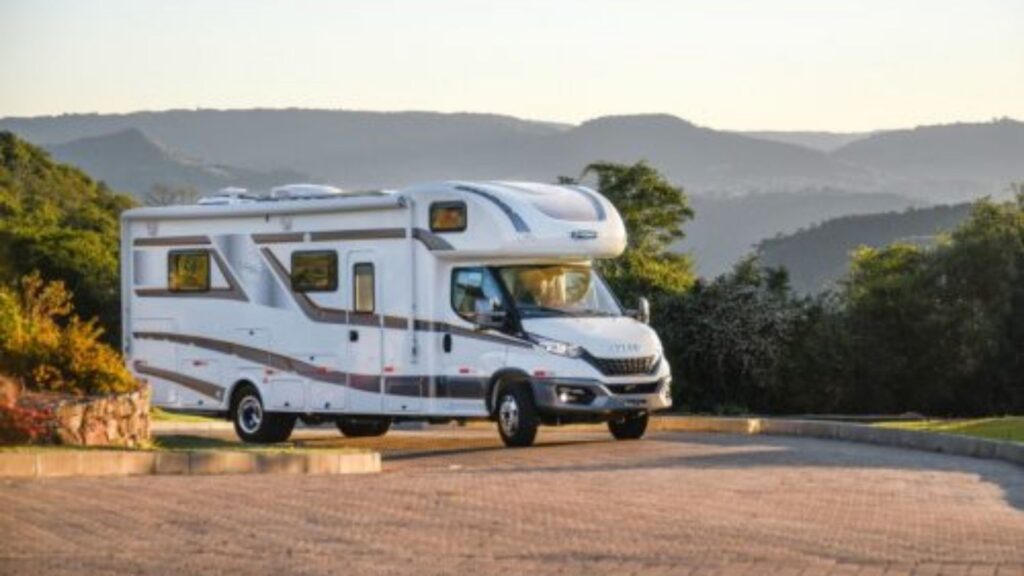 Furgões adaptados como mini motorhomes.