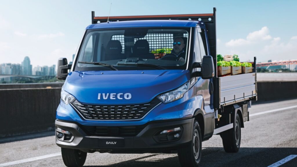 Iveco Daily 30-160 azul na estrada.