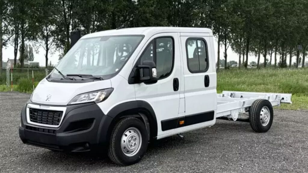 Peugeot Boxer Chassi Cabine branca.