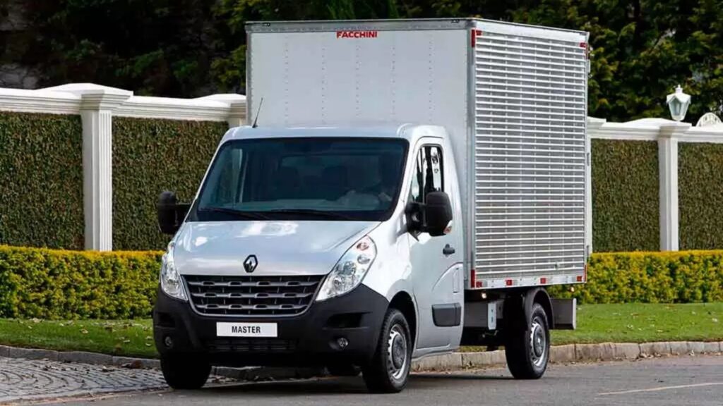 Renault Master Chassi Cabine prata em movimento.