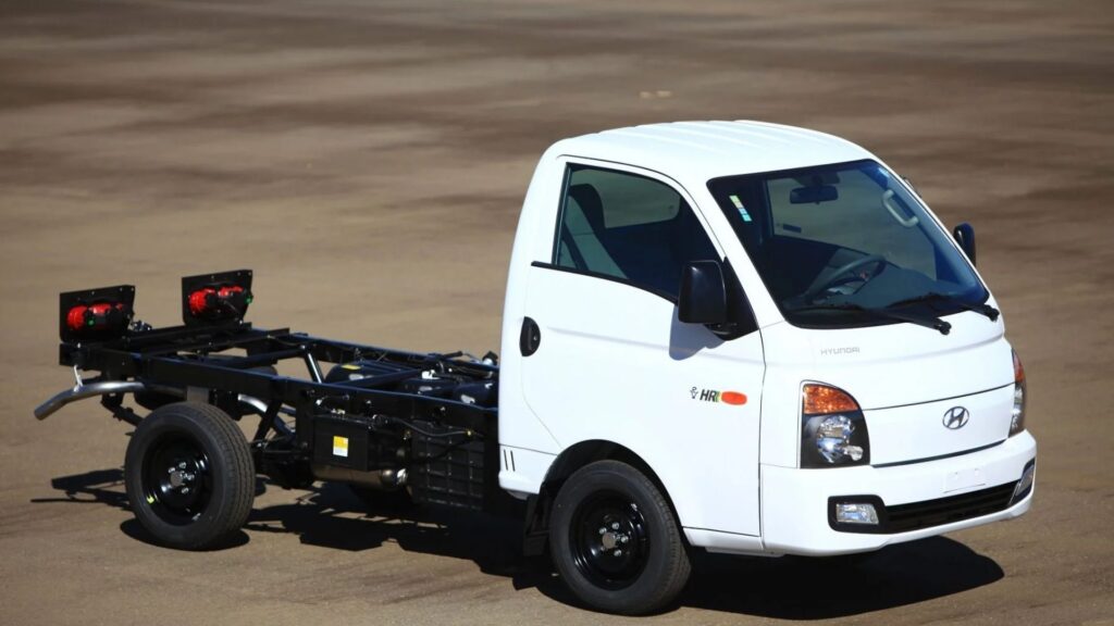 Hyundai HR branco parado na diaognal.