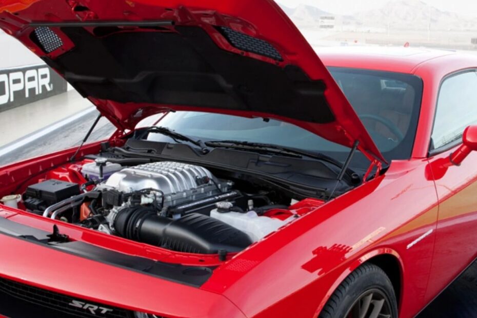 Carro vermelho da Dodge com o novo motor.