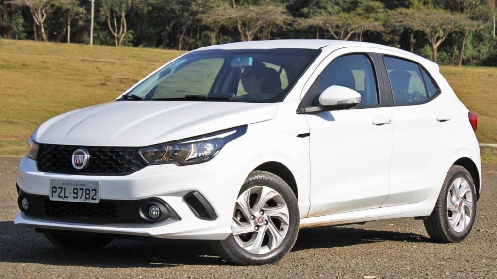 Fiat Argo Drive 1.3 Manual branco na diagonal.