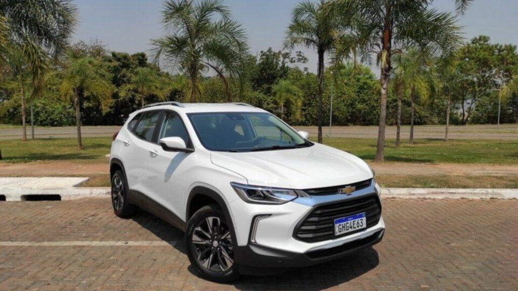 Chevrolet Tracker Premier 1.0 branco na diagonal.