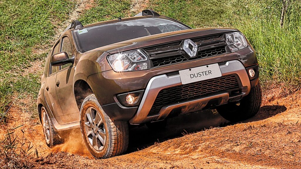 Renault Duster 4WD marrom subindo um morro.