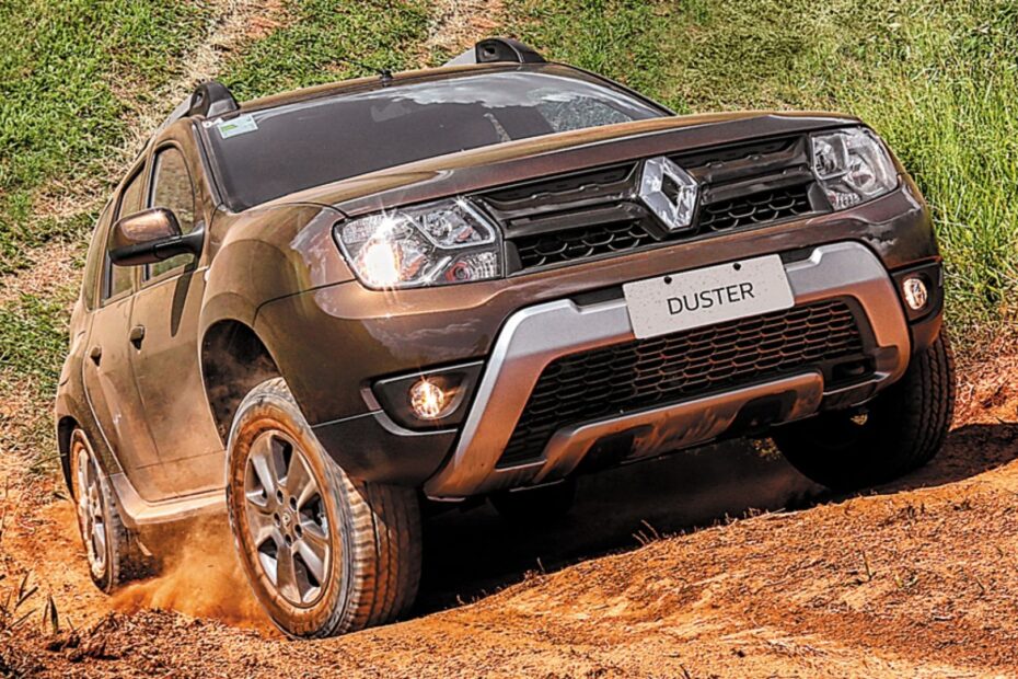Renault Duster 4WD marrom subindo um morro.