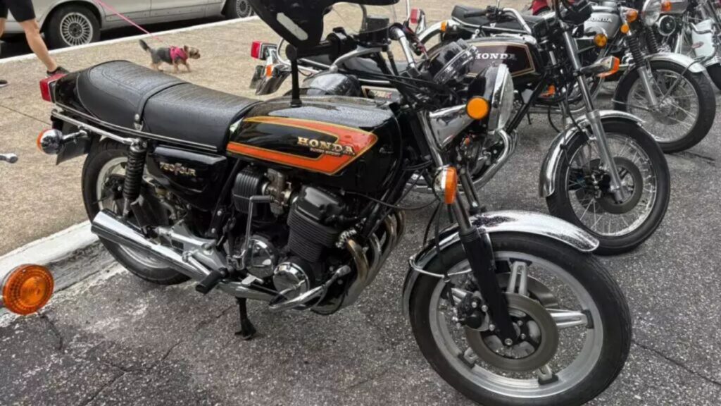 Moto antiga na Expo Estação.