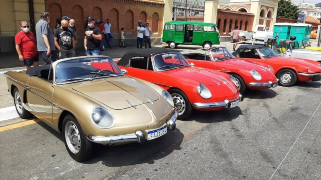 Carros antigos na Expo Estação.