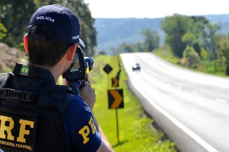 Policial com o radar móvel marcando Excesso de Velocidade.