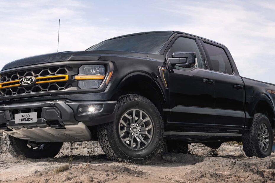 Ford F-150 tremor preta na diagonal.