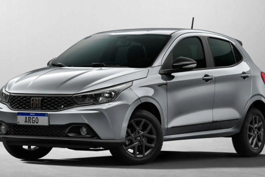 Fiat Argo cinza na diagonal.