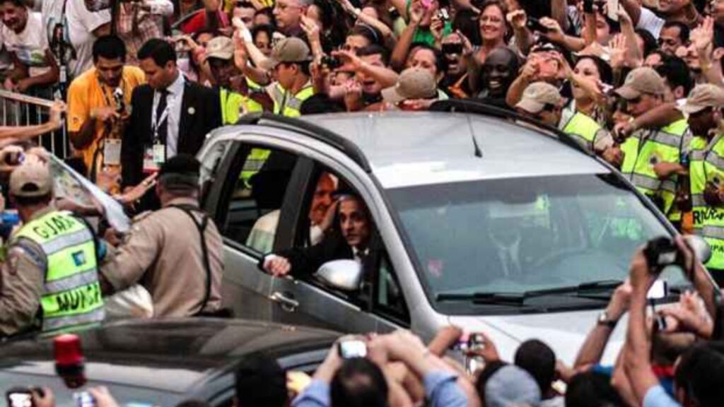 Fiat Idea prata que levou Papa Francisco.