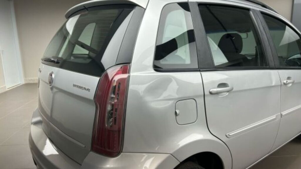 Fiat Idea prata que levou Papa Francisco.