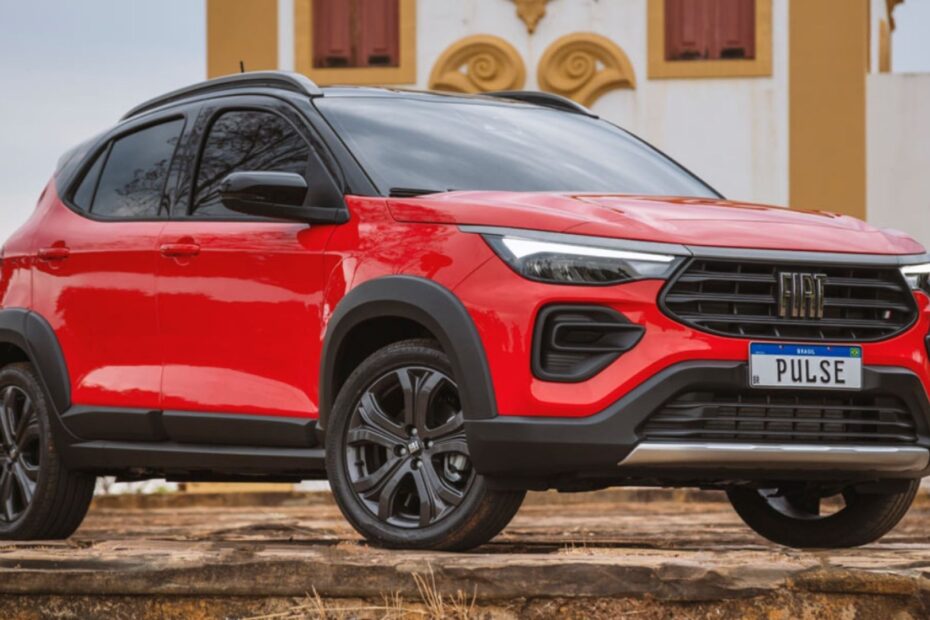 Fiat Pulse audace hibrid vemrelho parado na diagonal.