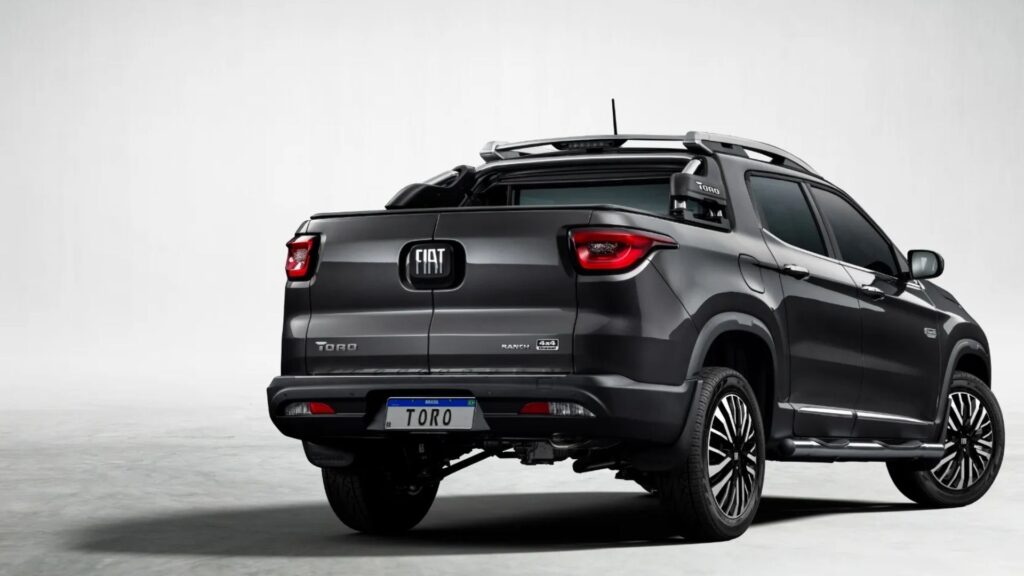 Traseira do Fiat Toro cinza escuro.
