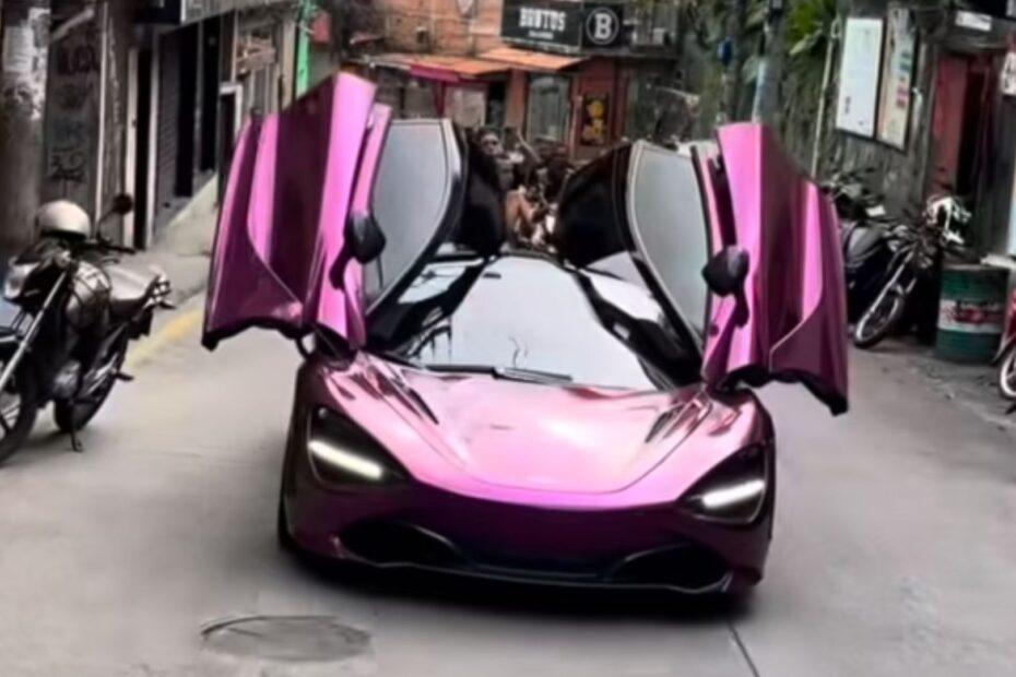 McLaren roxa subindo a rocinha.