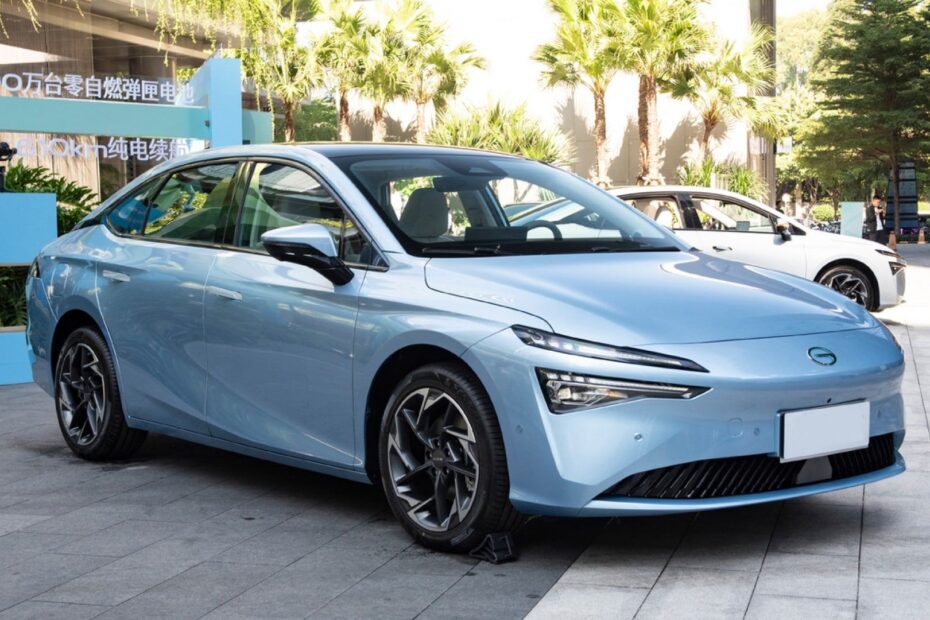 GAC Aion S Max azul claro.