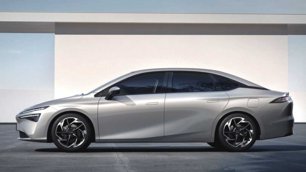 GAC Aion S Max cinza.