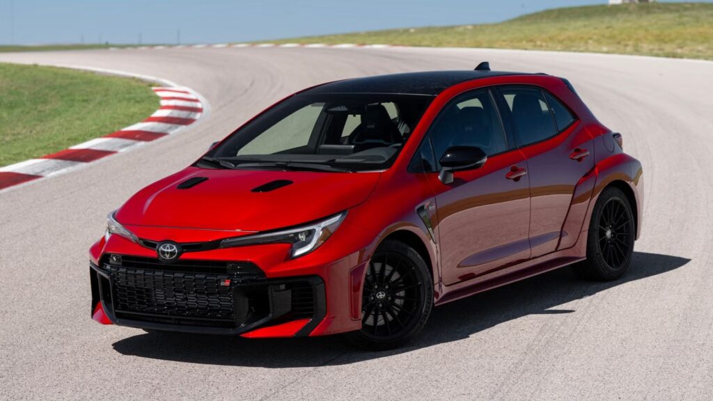 GR Corolla 2025 vermelho parado na diagonal.