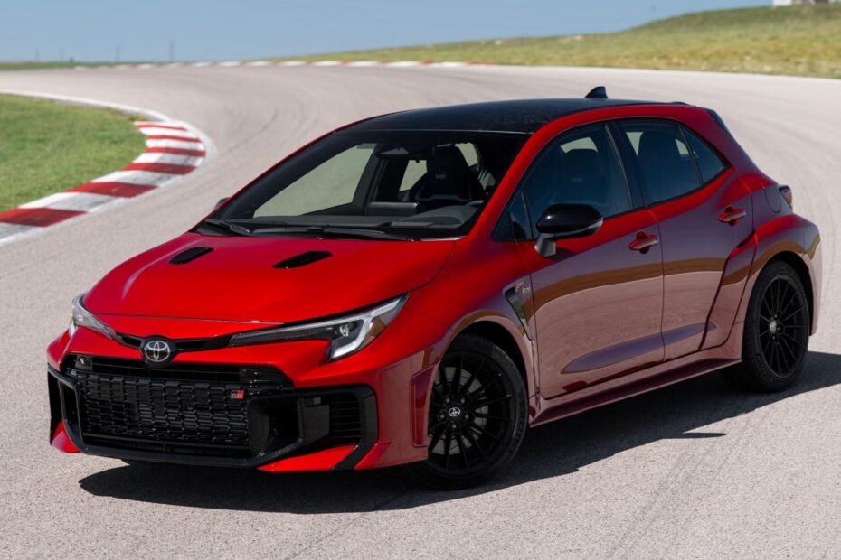 GR Corolla 2025 vermelho parado na diagonal.