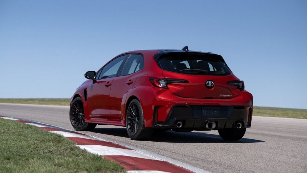Traseira do GR Corolla 2025 vermelho acelerando na estrada.