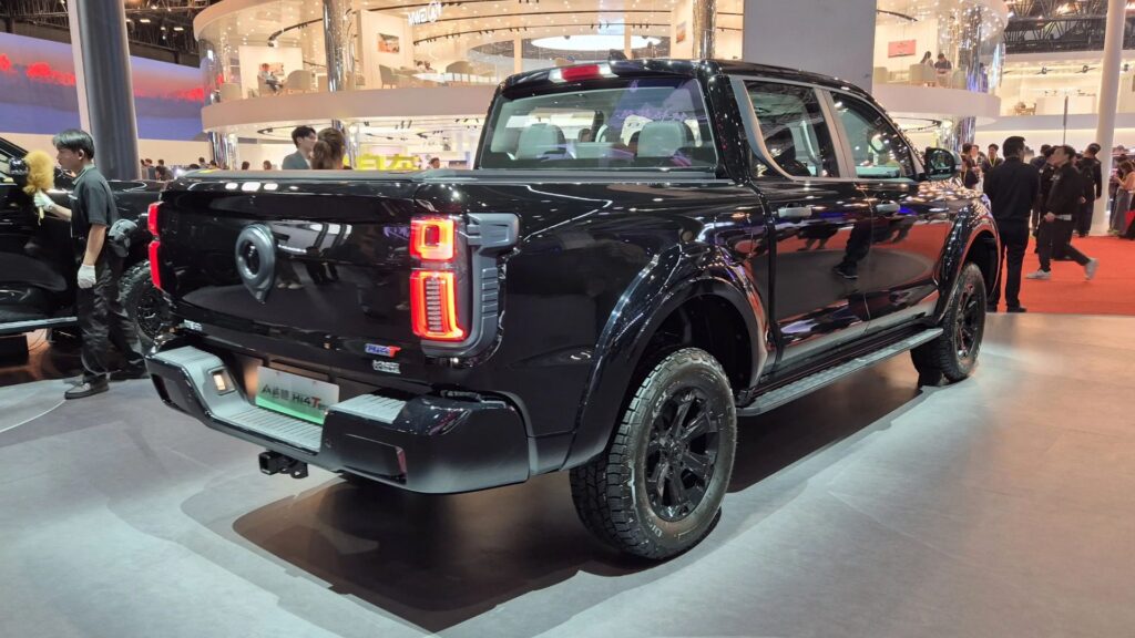 GWM Poer com motor Turbodiesel preta.