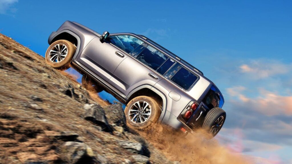 Haval H9 subindo um morro.