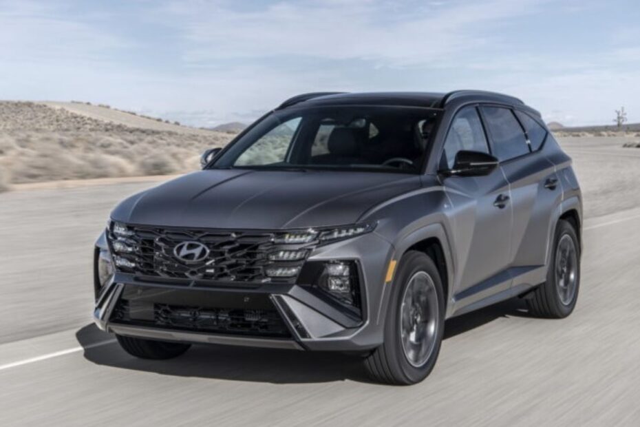 Hyundai Tucson cinza escuro na diagonal.