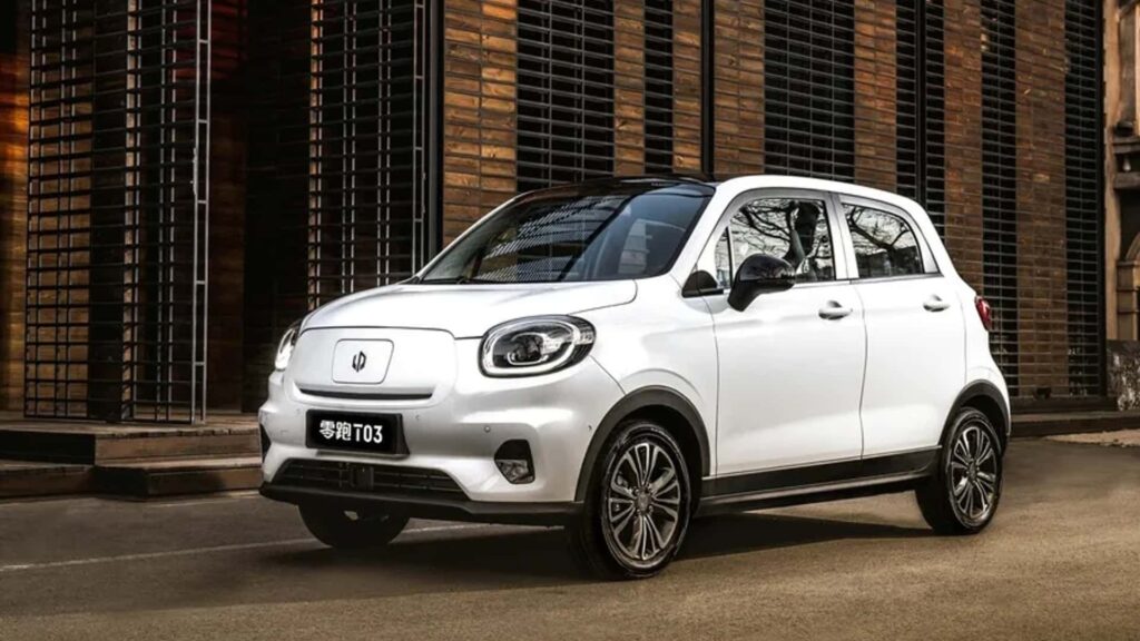 Leapmotor T03 branco na diagonal.