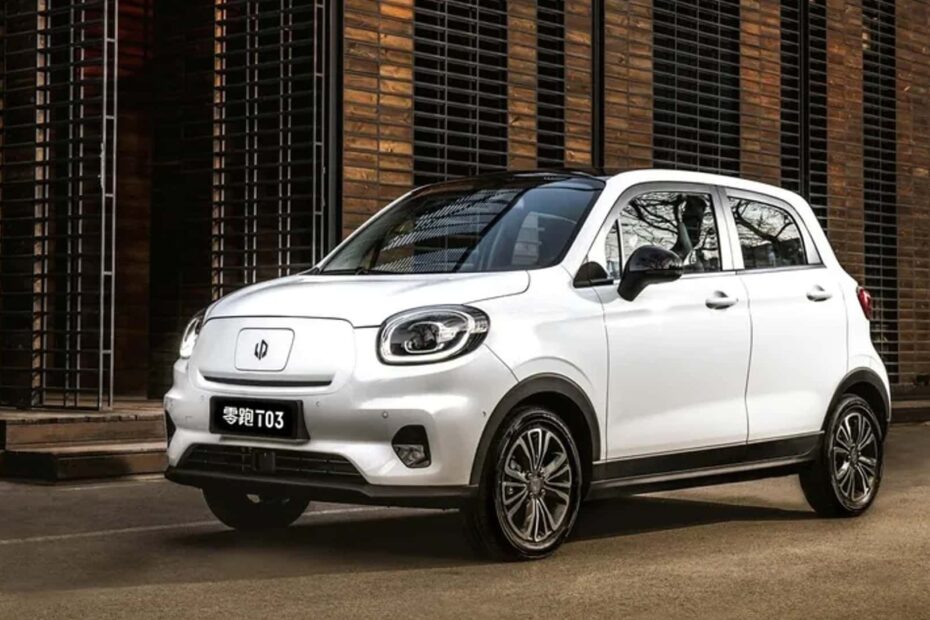 Leapmotor T03 branco na diagonal.