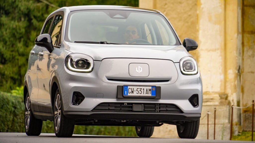 Leapmotor T03 cinza na estrada.