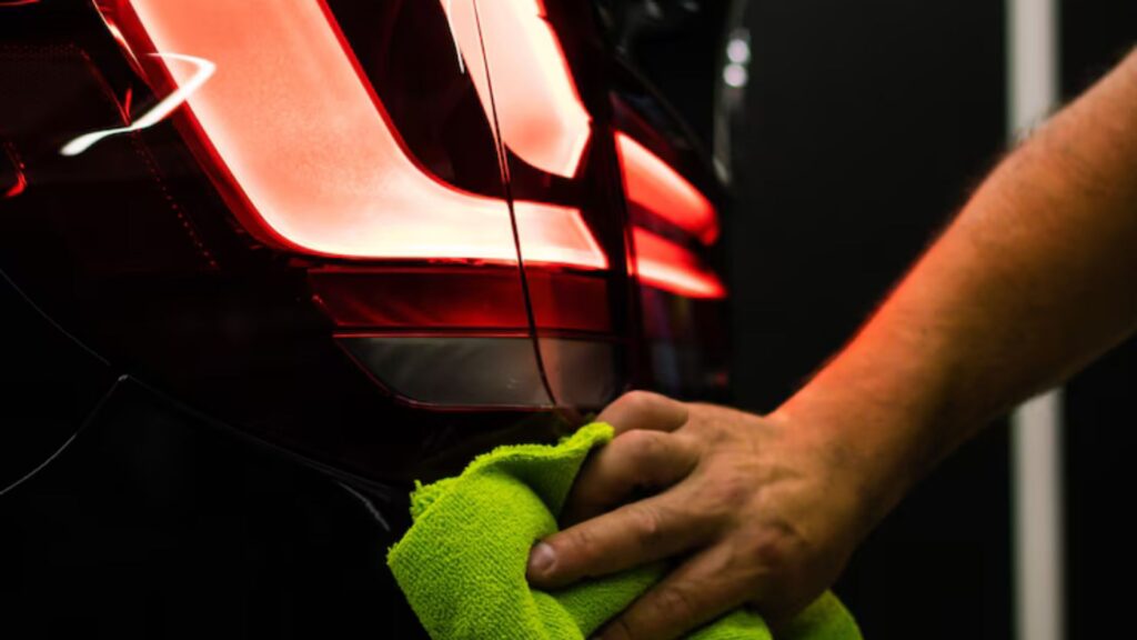 Passando pano em carro.