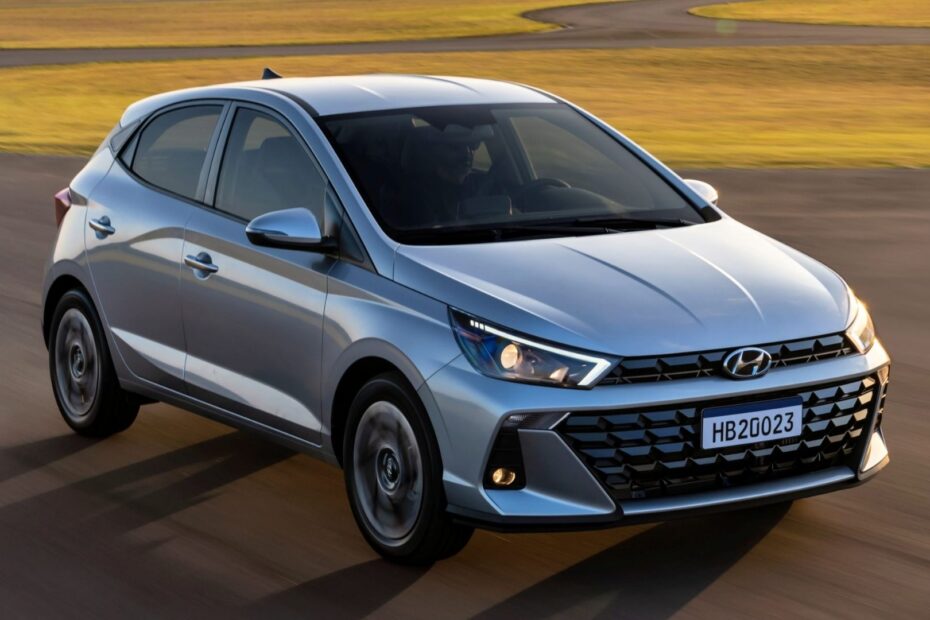Hyundai HB20 prata na estrada lidera a lista de carros mais vendidos do mês.