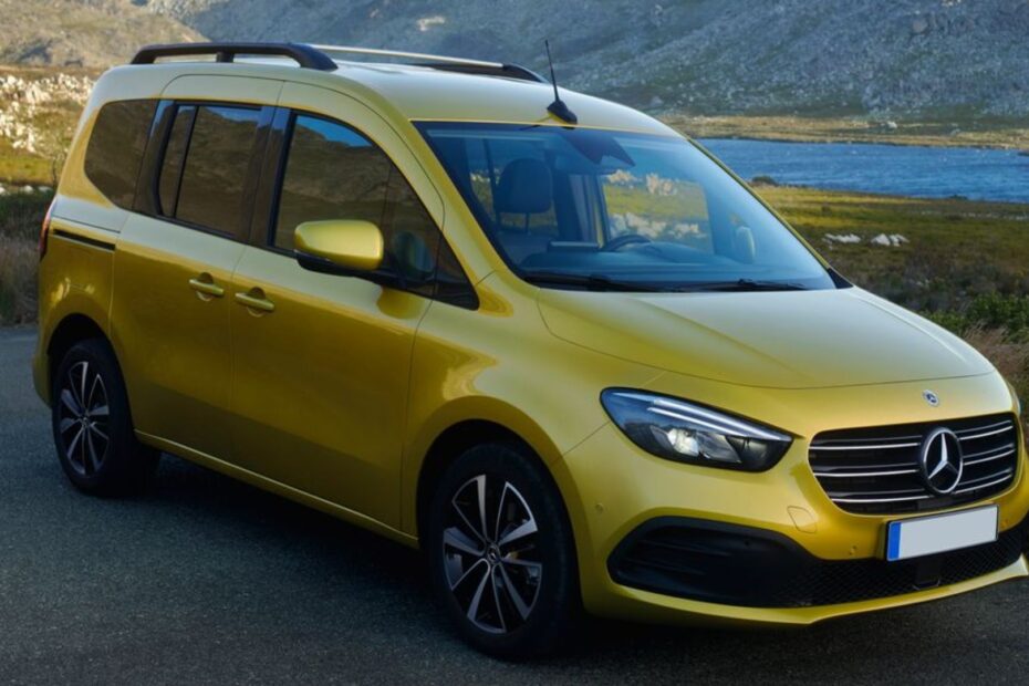 Mercedes-Benz Classe T amarela na diagonal.