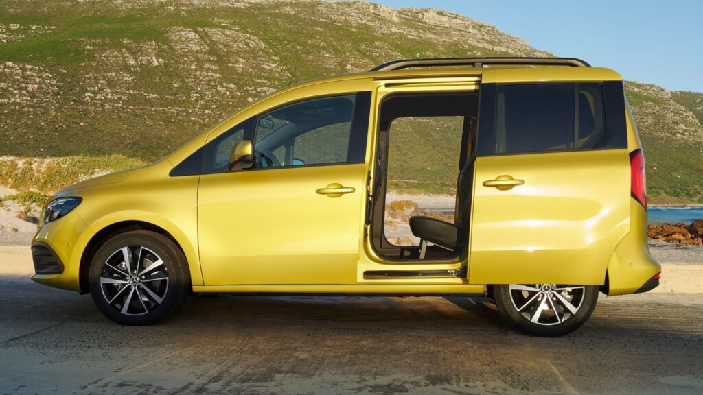 Lateral do Mercedes-Benz Classe T amarela.