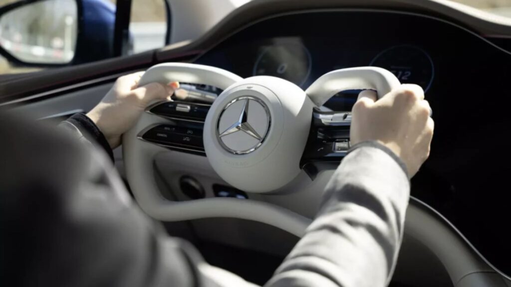 Volante chamado Yoke da Mercedes-Benz.